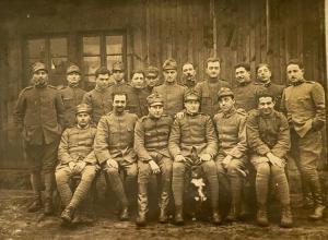 Baracca 66. Zitelli, fila in piedi, VI° da sin., Al centro con il cane Mario Biselli